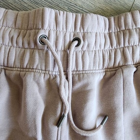 Under Armour UA Play Up 2-in 1 Essential Fleece Shorts Beige Women's Small S EUC - Picture 7 of 8